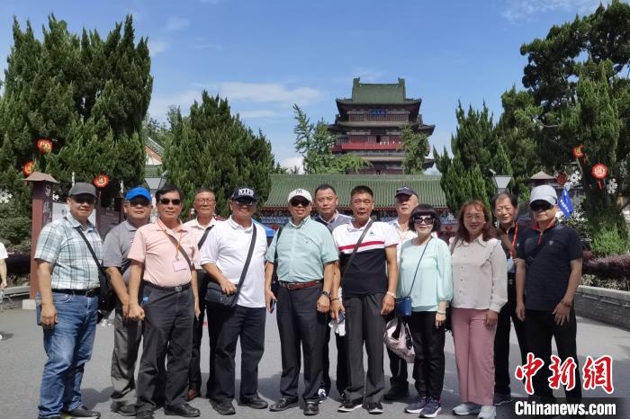 圖為臺灣新北市永和區(qū)里長聯(lián)誼會江西參訪團(tuán)一行在南昌滕王閣前合影?!×鴷缘?攝