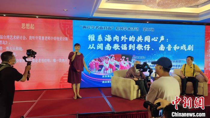 歌仔說唱非遺傳承人張?jiān)缕寂楷F(xiàn)場(chǎng)演唱?！罘?攝