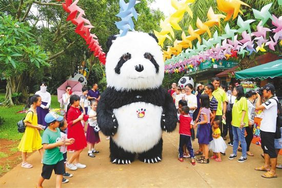 5月2日上午，“五一”小長假的第二天，?？跓釒б吧鷦?dòng)植物園迎來客流小高峰，園區(qū)里可愛的“大熊貓”造型吸引眾多小游客。海南日?qǐng)?bào)記者 張茂 通訊員 熊麗 攝