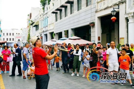 ?？隍T樓老街的街頭表演。海口市旅文局供圖