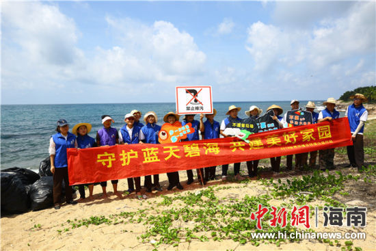 環(huán)保志愿者呼吁停止隨地扔垃圾、破壞環(huán)境等不文明行為。