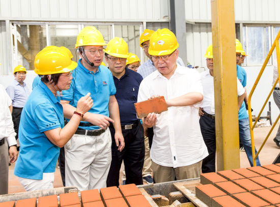2019年6月21日下午，省長(zhǎng)沈曉明在三亞建筑廢棄物綜合利用廠，查看用建筑廢棄物綜合處理后制成的再生水泥磚。海南日?qǐng)?bào)記者 宋國(guó)強(qiáng) 攝