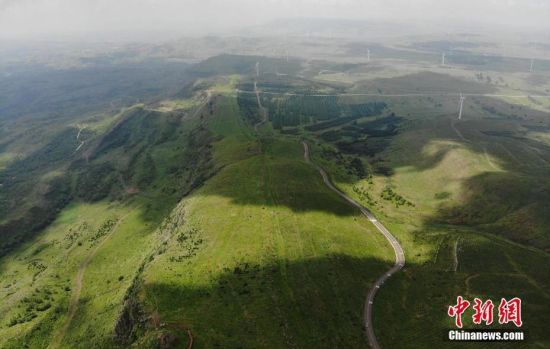 6月28日，夏日鏡頭下的河北張家口張北“草原天路”蜿蜒曲折。 中新社記者 楊艷敏 攝