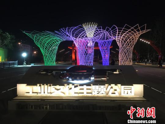 夜晚，奧運(yùn)“五色樹”的燈光。　高紅超 攝