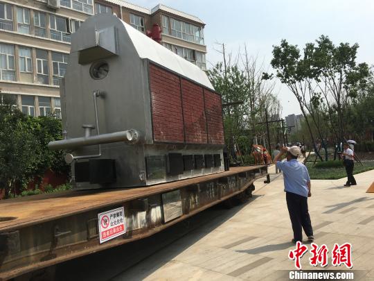 公園內(nèi)陳列著臥式蒸汽鍋爐等工業(yè)產(chǎn)品?！「呒t超 攝