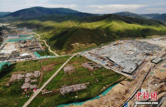 6月28日，航拍鏡頭下的河北張家口冬奧會太子城冰雪小鎮(zhèn)項目。太子城冰雪小鎮(zhèn)項目位于2022年冬奧會張家口賽區(qū)核心區(qū)，連接張家口賽區(qū)云頂和古楊樹兩個競賽場館群，建成后將承擔賽時核心區(qū)配套保障功能，提供冬奧頒獎、貴賓接待、交通換乘、休閑娛樂等服務，賽后將成為一座國際化四季度假小鎮(zhèn)。 中新社記者 楊艷敏 攝