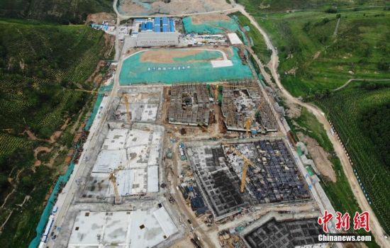 6月28日，航拍鏡頭下的河北張家口冬奧會太子城冰雪小鎮(zhèn)項目。太子城冰雪小鎮(zhèn)項目位于2022年冬奧會張家口賽區(qū)核心區(qū)，連接張家口賽區(qū)云頂和古楊樹兩個競賽場館群，建成后將承擔賽時核心區(qū)配套保障功能，提供冬奧頒獎、貴賓接待、交通換乘、休閑娛樂等服務，賽后將成為一座國際化四季度假小鎮(zhèn)。 中新社記者 楊艷敏 攝