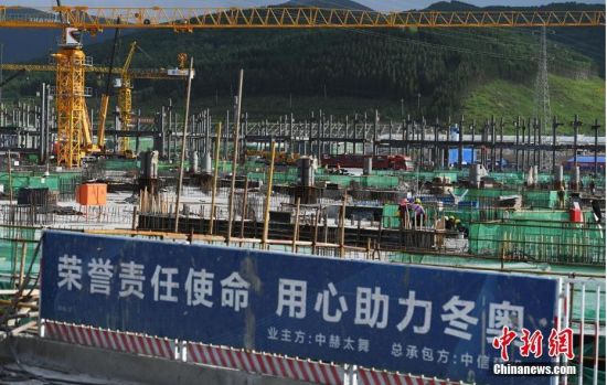 6月28日，河北張家口冬奧會太子城冰雪小鎮(zhèn)項目現場。太子城冰雪小鎮(zhèn)項目位于2022年冬奧會張家口賽區(qū)核心區(qū)，連接張家口賽區(qū)云頂和古楊樹兩個競賽場館群，建成后將承擔賽時核心區(qū)配套保障功能，提供冬奧頒獎、貴賓接待、交通換乘、休閑娛樂等服務，賽后將成為一座國際化四季度假小鎮(zhèn)。 中新社記者 楊艷敏 攝