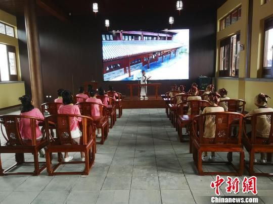 學(xué)生們?cè)诖笤瓡赫b讀國(guó)學(xué)經(jīng)典。　王鵬 攝