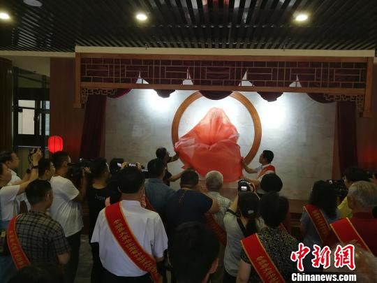 為董子石像揭幕?！⊥貔i 攝