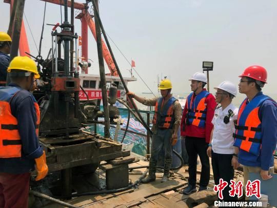 圖為勘察設(shè)計(jì)人員與常熟海事局執(zhí)法船在現(xiàn)場(chǎng)配合鉆探施工?！∥赫?攝