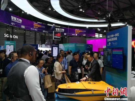 圖為現(xiàn)場人員講解5G“天地一體化”生態(tài)檢測系統(tǒng)?！∪伟厮?攝