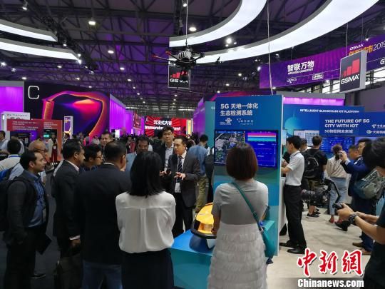 雄安新區(qū)展臺吸引不少眾多觀眾駐足關(guān)注?！∪伟厮?攝