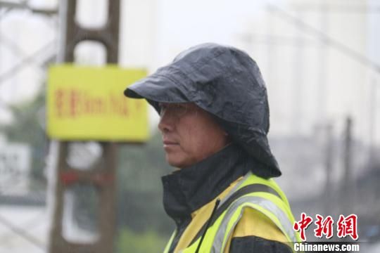 蘭州西工務(wù)段蘭州線路車間防護(hù)員雨中巡查?！⊥豕廨x 攝