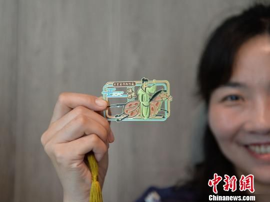 絲路主題餐廳內(nèi)推出的文創(chuàng)產(chǎn)品。　鐘欣 攝