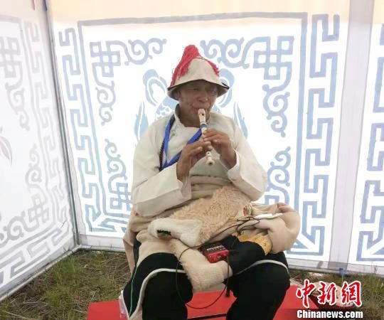 圖為瑪曲縣非遺彈唱藝術(shù)?！＄娦?攝