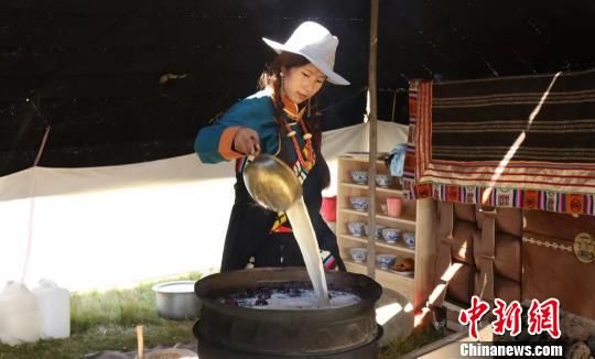 圖為展示瑪曲藏民族傳統(tǒng)特色美食制作工藝。　鐘欣 攝