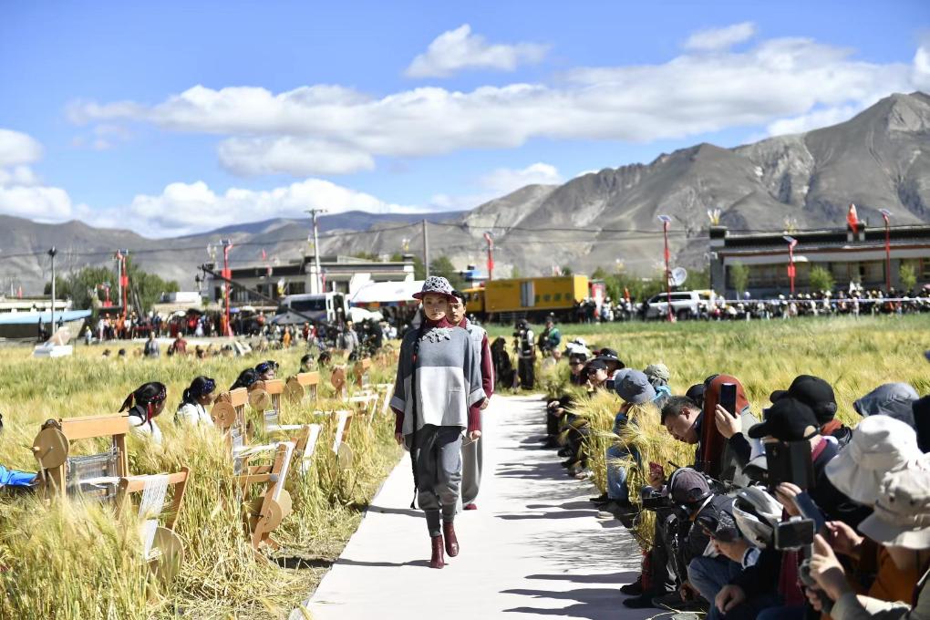 滬藏?cái)y手構(gòu)建江孜氆氌全產(chǎn)業(yè)鏈體系:“指尖技藝”跨入發(fā)展“新賽道”