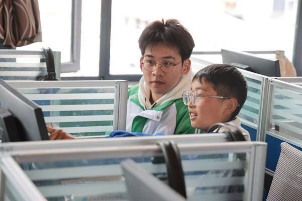 為驗證“高反風險預(yù)測”小程序，這群高中生真去了趟高原