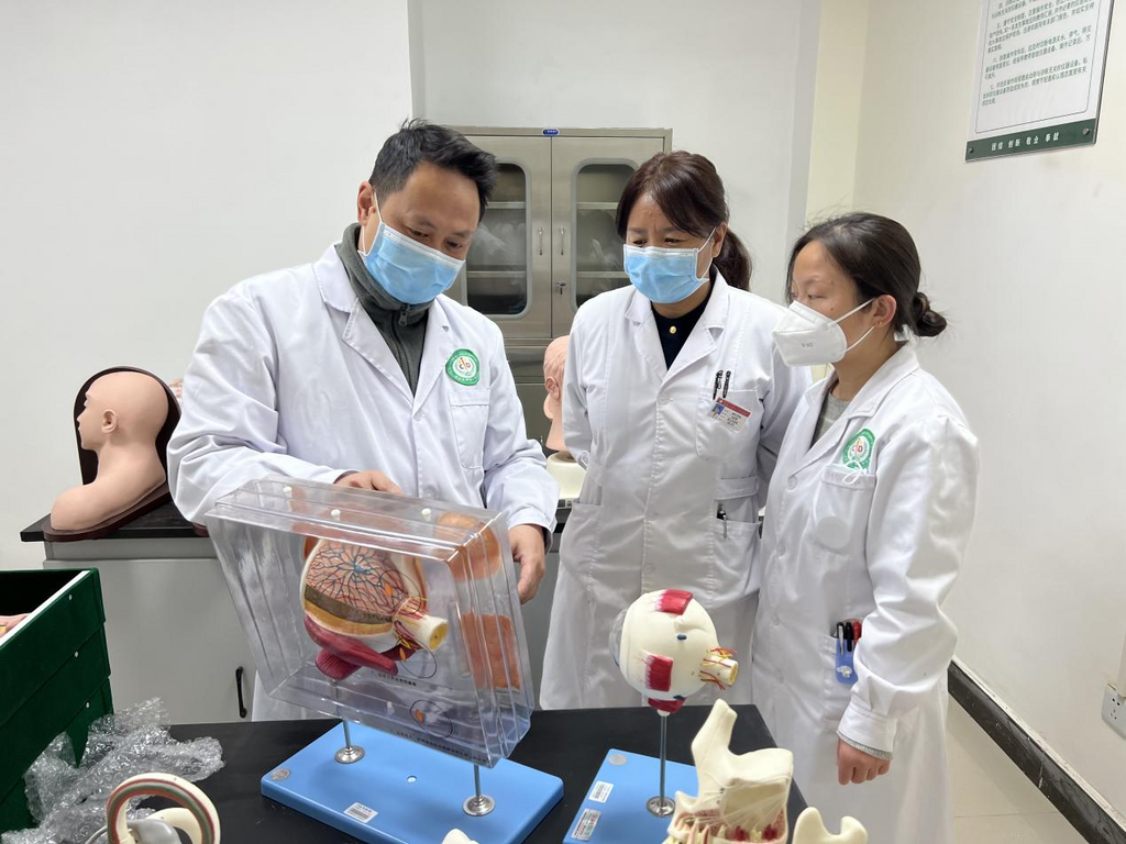 重慶援藏醫(yī)療專家開展“師帶徒”工作。