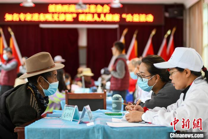 圖為9月11日，西藏日喀則桑珠孜區(qū)東嘎鄉(xiāng)義診現(xiàn)場(chǎng)?！〗w波 攝