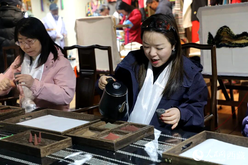 游客在“雅礱里”文化藝術(shù)街區(qū)非遺展館體驗制作藏香。在工作人員的指導(dǎo)下，游客親手揉搓香泥、壓制成型，感受藏族傳統(tǒng)非遺技藝的魅力。人民網(wǎng)記者 吳雨仁攝
