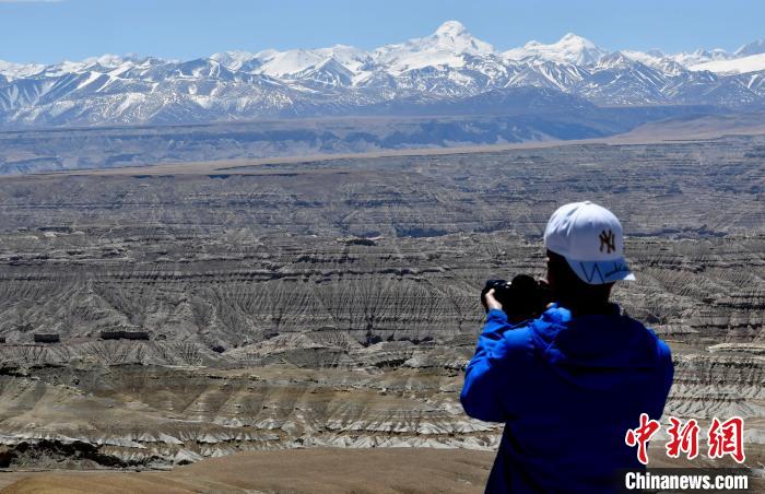 4月5日，游客在觀景臺拍攝札達(dá)土林?！±盍?攝