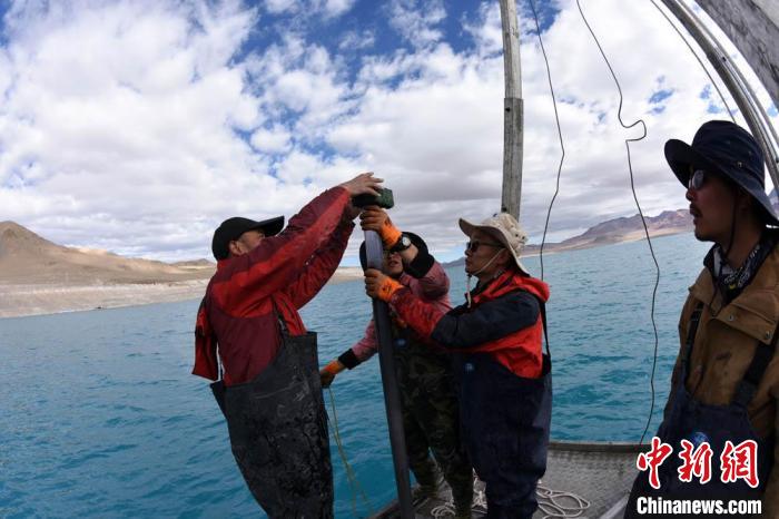 科考隊員在湖泊鉆探平臺上包裝采集的巖芯樣品?！?lt;a target='_blank' ><p  align=