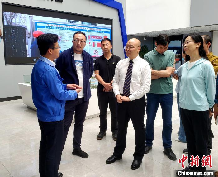 圖為全國(guó)政協(xié)委員、農(nóng)工黨青海省委主委王昆(中)在企業(yè)調(diào)研?！」鶟M(mǎn)福 供圖