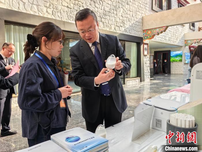 圖為簽約企業(yè)現(xiàn)場推介自己的產(chǎn)品?！≮w延 攝