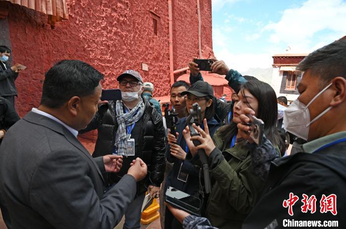 圖為中外媒體采訪布達拉宮管理處相關負責人。　趙朗 攝