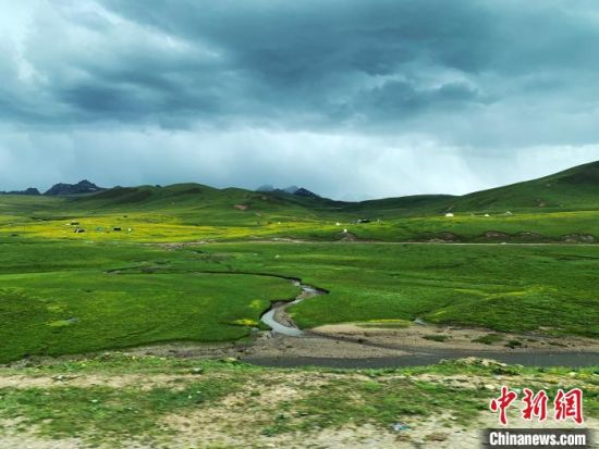 自2005年啟動(dòng)三江源生態(tài)保護(hù)和建設(shè)工程以來，果洛州共治理黑土灘315.11萬畝，使果洛州生態(tài)環(huán)境15年來得到明顯好轉(zhuǎn)?！O睿 攝