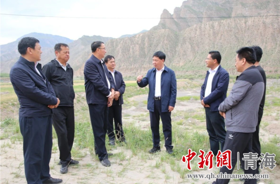 圖為黃南州有關(guān)領(lǐng)導(dǎo)現(xiàn)場踏勘、督導(dǎo)生態(tài)環(huán)保責(zé)任落實情況現(xiàn)場。黃宣攝