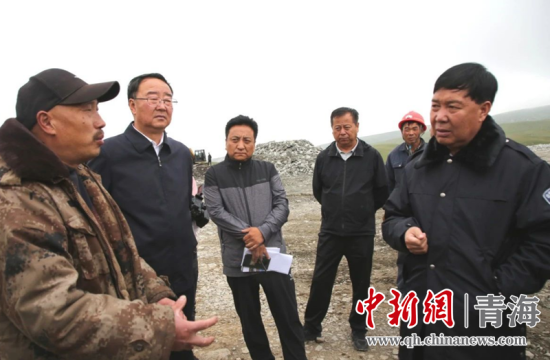 圖為黃南州有關(guān)領(lǐng)導(dǎo)現(xiàn)場踏勘、督導(dǎo)生態(tài)環(huán)保責(zé)任落實情況現(xiàn)場。黃宣攝