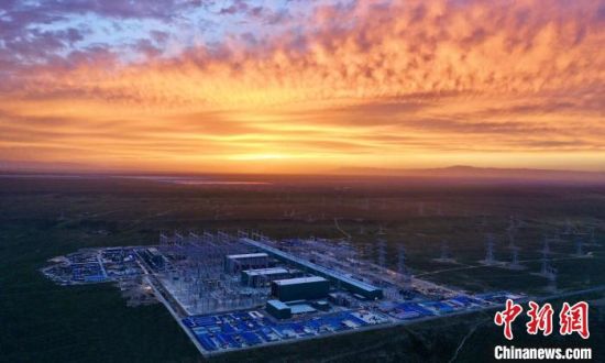 圖為朝霞下的青南換流站。　國(guó)網(wǎng)青海檢修公司供圖 　　