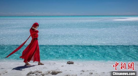 圖為地處柴達木盆地的東臺吉乃爾湖?！∧獑⒚鳌z