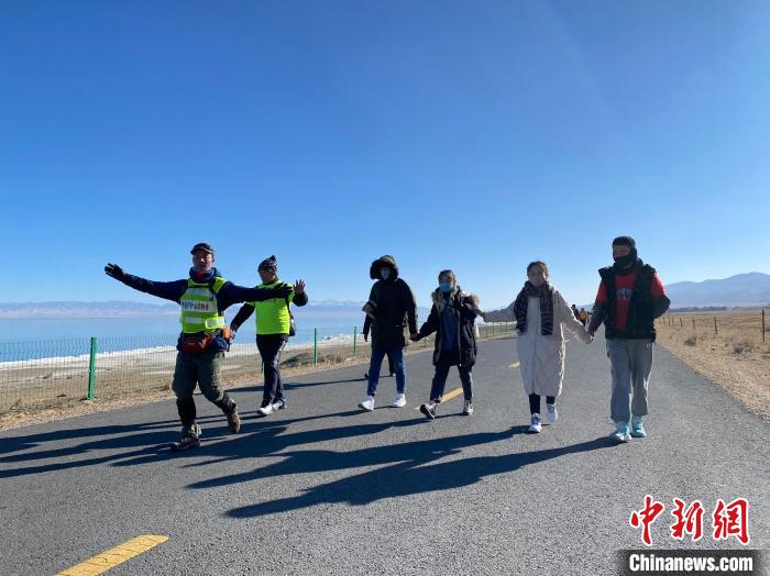 圖為徒步現場?!±罱瓕?攝