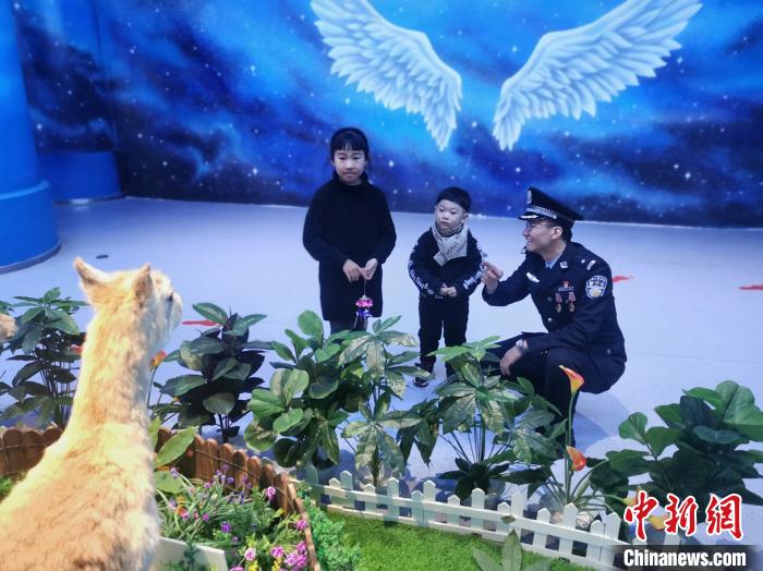 圖為森林警察為小朋友科普野生動物保護知識?！∥乃碱?攝