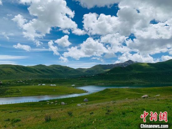 圖為果洛州境內(nèi)的年保玉則。（資料圖）　孫?！z