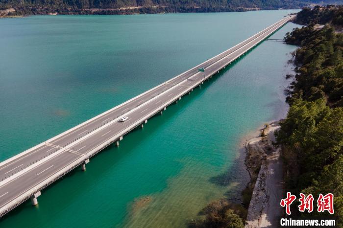 資料圖為西藏拉薩至林芝高等級(jí)公路多布湖風(fēng)光?！〗w波 攝