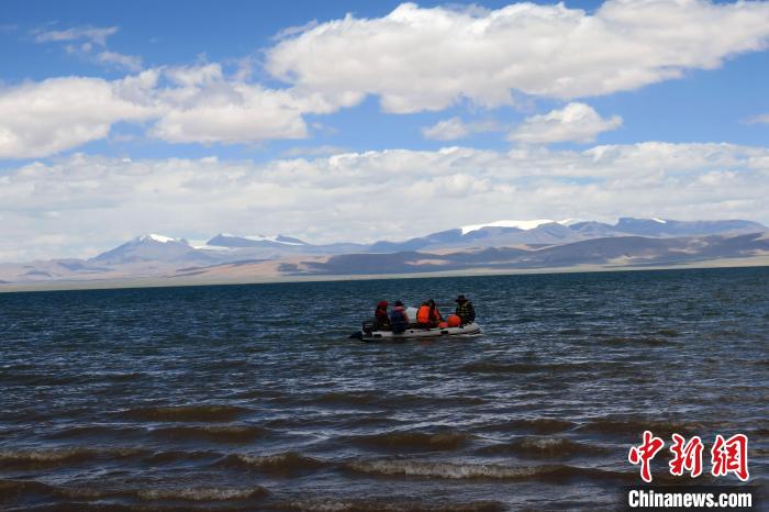 科考隊(duì)員向湖心進(jìn)發(fā)，風(fēng)浪越來(lái)越大?！?lt;a target='_blank' ><p  align=