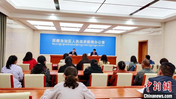 圖為西藏阿里地區(qū)在拉薩召開新聞發(fā)布會，發(fā)布西藏和平解放70年來阿里地區(qū)經(jīng)濟(jì)社會發(fā)展成就。　貢桑拉姆 攝