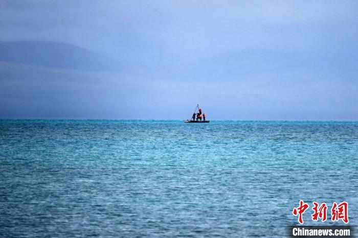 從岸邊營地以長焦鏡頭遠(yuǎn)眺，科考隊(duì)員在巴木錯(cuò)作業(yè)。　<a target='_blank' ><p  align=