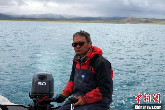 本次科考領(lǐng)隊、中科院青藏高原所侯居峙研究員駕駛充氣快艇?！?lt;a target='_blank' ><p  align=
