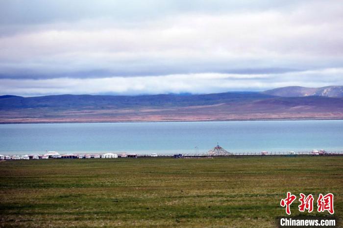 西藏安多縣茲格塘錯岸邊帳篷林立，旅游業(yè)發(fā)展勢頭良好?！?lt;a target='_blank' ><p  align=
