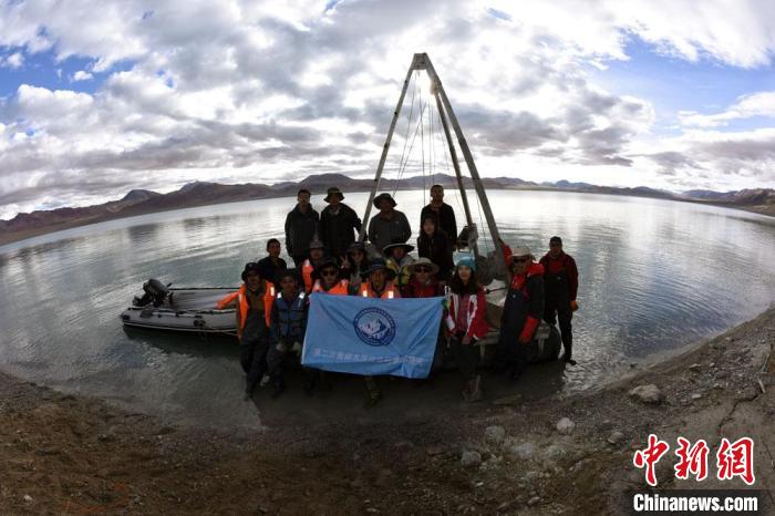 科考隊員在結(jié)則茶卡湖岸邊合影?！?lt;a target='_blank' ><p  align=
