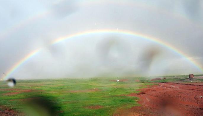 科考隊(duì)員在茲格塘錯(cuò)采樣返程途中，高原風(fēng)雨彩虹送行?！?lt;a target='_blank' ><p  align=