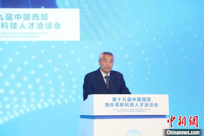 全國(guó)政協(xié)副主席、九三學(xué)社中央常務(wù)副主席邵鴻出席論壇并致辭?！∷拇ㄊ∥y(tǒng)戰(zhàn)部供圖