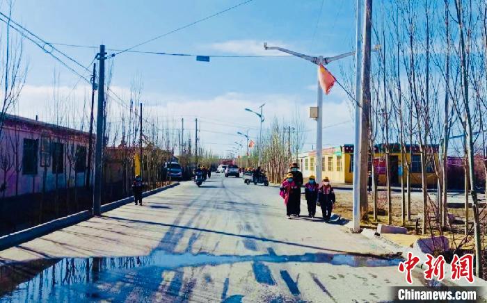 圖為黃河源昆侖社區(qū)馬路的一角?！「駹柲臼形麄鞑?供圖