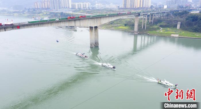 聯(lián)合巡江守護(hù)活動(dòng)現(xiàn)場(chǎng)?！〗部h融媒體中心 攝